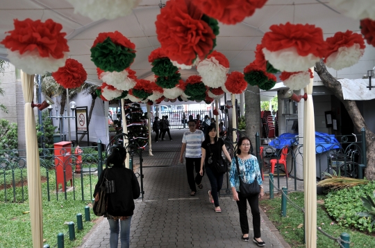 Persiapan Gereja Katedral Jelang Natal