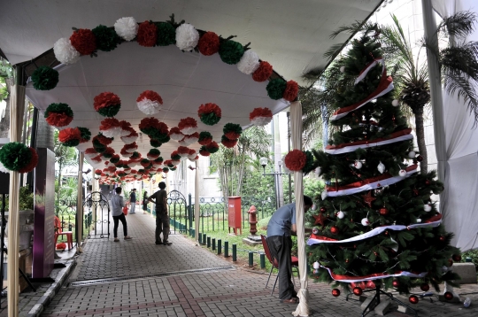 Persiapan Gereja Katedral Jelang Natal