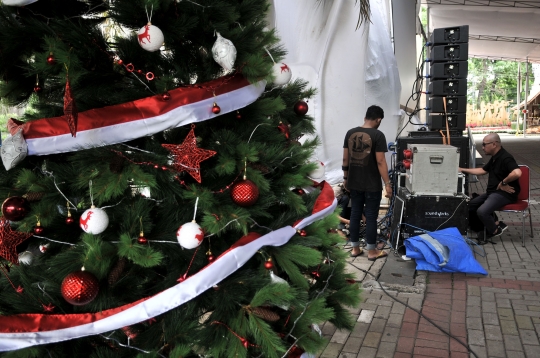 Persiapan Gereja Katedral Jelang Natal