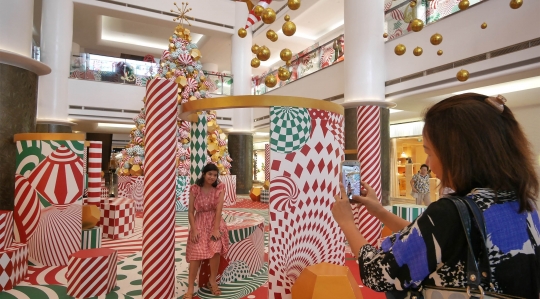 Suasana Ornamen Natal di Pusat Perbelanjaan