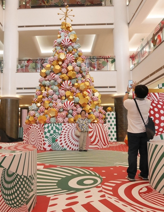 Suasana Ornamen Natal di Pusat Perbelanjaan