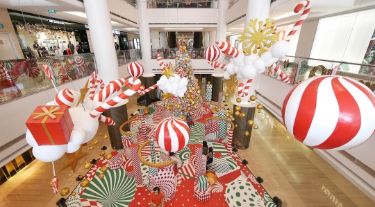 Suasana Ornamen Natal di Pusat Perbelanjaan