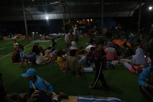 Korban Tsunami Banten Mengungsi di Lapangan Futsal