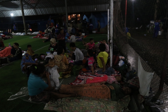 Korban Tsunami Banten Mengungsi di Lapangan Futsal