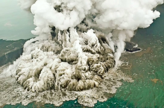 Beginilah Penampakan Erupsi Gunung Anak Krakatau dari Udara