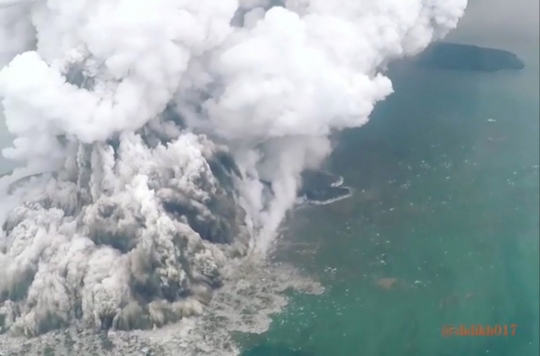 Beginilah Penampakan Erupsi Gunung Anak Krakatau dari Udara