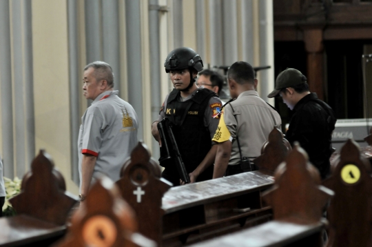 Sterilisasi Gereja Katedral Menjelang Misa Natal