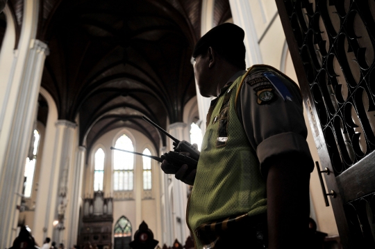 Sterilisasi Gereja Katedral Menjelang Misa Natal