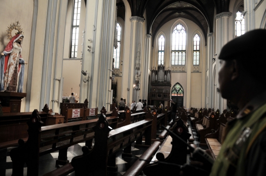 Sterilisasi Gereja Katedral Menjelang Misa Natal