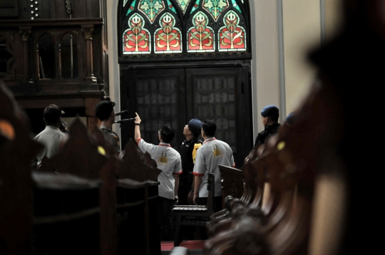 Sterilisasi Gereja Katedral Menjelang Misa Natal