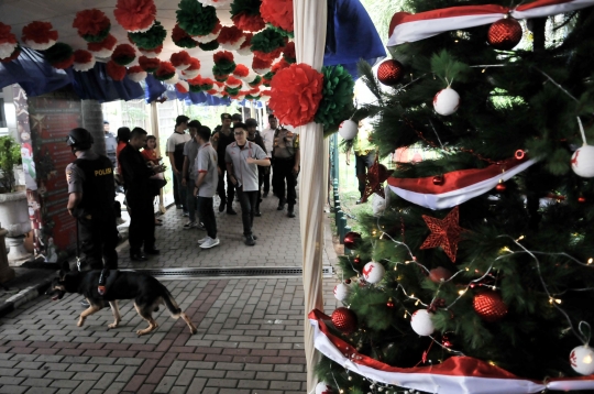 Sterilisasi Gereja Katedral Menjelang Misa Natal