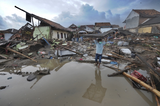 Korban Tsunami Banten Selamatkan Barang Berharga dari Reruntuhan Rumah