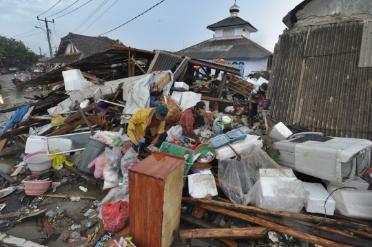 Korban Tsunami Banten Selamatkan Barang Berharga dari Reruntuhan Rumah