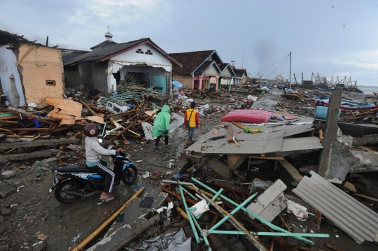 Korban Tsunami Banten Selamatkan Barang Berharga dari Reruntuhan Rumah