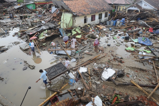 Korban Tsunami Banten Selamatkan Barang Berharga dari Reruntuhan Rumah