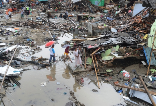 Korban Tsunami Banten Selamatkan Barang Berharga dari Reruntuhan Rumah