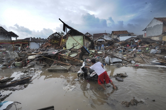 Korban Tsunami Banten Selamatkan Barang Berharga dari Reruntuhan Rumah