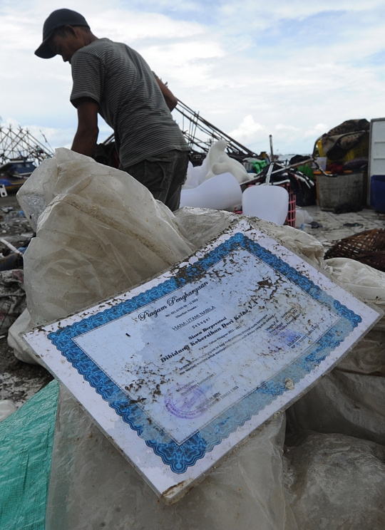 Korban Tsunami Banten Selamatkan Barang Berharga dari Reruntuhan Rumah