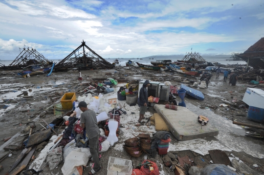 Korban Tsunami Banten Selamatkan Barang Berharga dari Reruntuhan Rumah