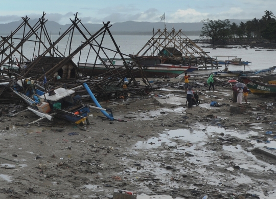 Korban Tsunami Banten Selamatkan Barang Berharga dari Reruntuhan Rumah