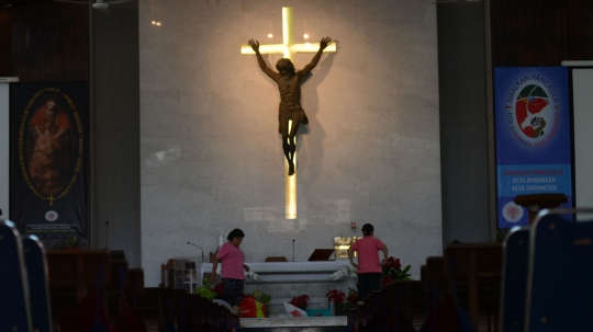 Persiapan Misa Natal di Gereja Santa Anna