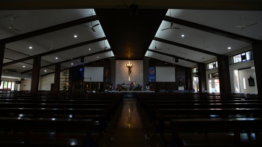 Persiapan Misa Natal di Gereja Santa Anna