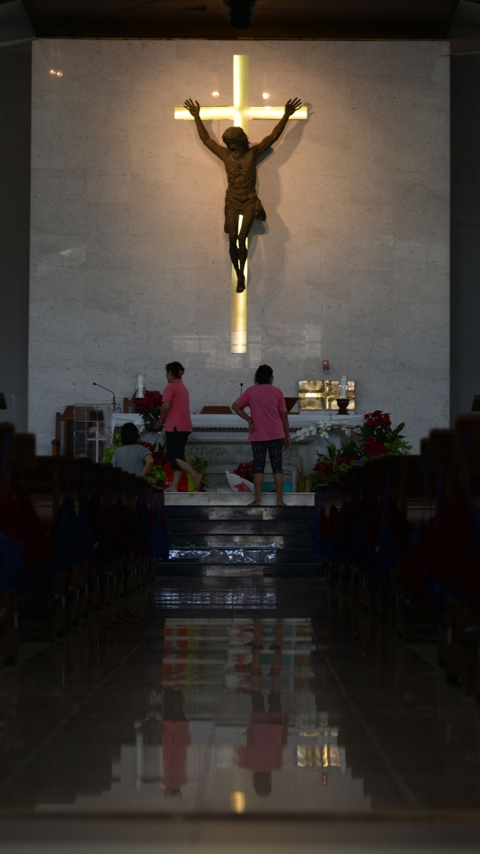 Persiapan Misa Natal di Gereja Santa Anna