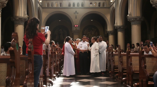 Anies Baswedan Tinjau Persiapan Misa Natal di Gereja Katedral