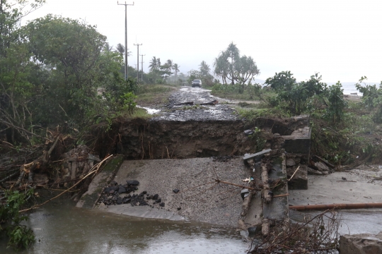 Jembatan Runtuh Dihantam Tsunami, Jalur Alternatif di Kawasan Sumur Terputus