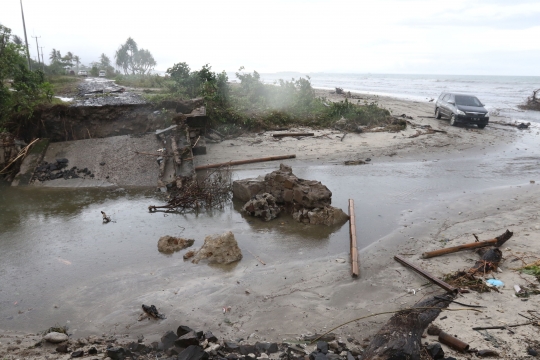 Jembatan Runtuh Dihantam Tsunami, Jalur Alternatif di Kawasan Sumur Terputus