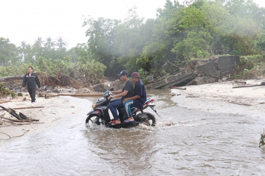 Jembatan Runtuh Dihantam Tsunami, Jalur Alternatif di Kawasan Sumur Terputus