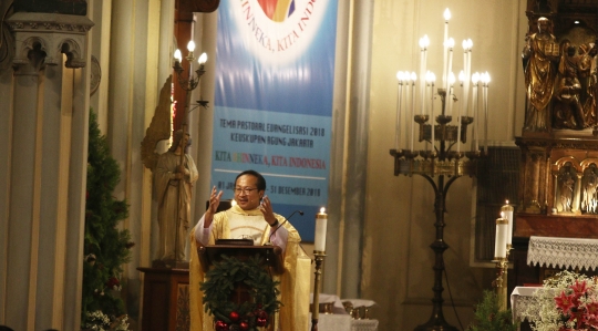 Kekhusyukan Umat Katolik Jalankan Misa Malam Natal di Gereja Katedral