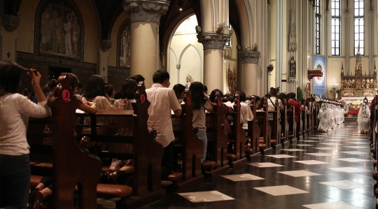 Kekhusyukan Umat Katolik Jalankan Misa Malam Natal di Gereja Katedral