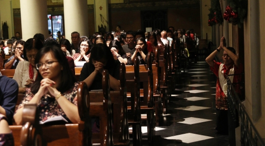 Kekhusyukan Umat Katolik Jalankan Misa Malam Natal di Gereja Katedral