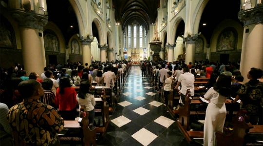 Kekhusyukan Umat Katolik Jalankan Misa Malam Natal di Gereja Katedral