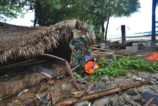 Cari Korban Hilang, Prajurit TNI Sisir Reruntuhan di Pantai Tanjung Lesung