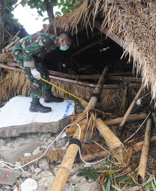 Cari Korban Hilang, Prajurit TNI Sisir Reruntuhan di Pantai Tanjung Lesung