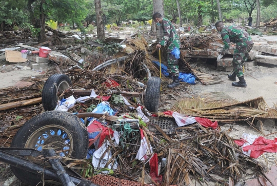 Cari Korban Hilang, Prajurit TNI Sisir Reruntuhan di Pantai Tanjung Lesung