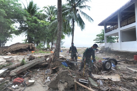 Cari Korban Hilang, Prajurit TNI Sisir Reruntuhan di Pantai Tanjung Lesung