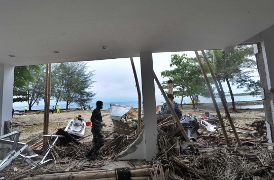 Cari Korban Hilang, Prajurit TNI Sisir Reruntuhan di Pantai Tanjung Lesung