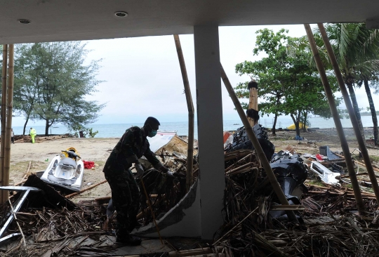 Cari Korban Hilang, Prajurit TNI Sisir Reruntuhan di Pantai Tanjung Lesung