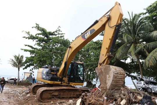 Alat Berat Bersihkan Puing Bangunan Terdampak Tsunami di Carita