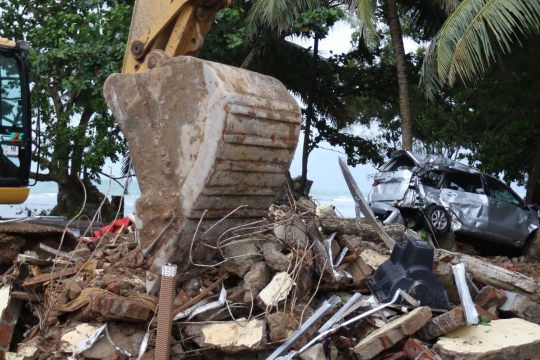 Alat Berat Bersihkan Puing Bangunan Terdampak Tsunami di Carita