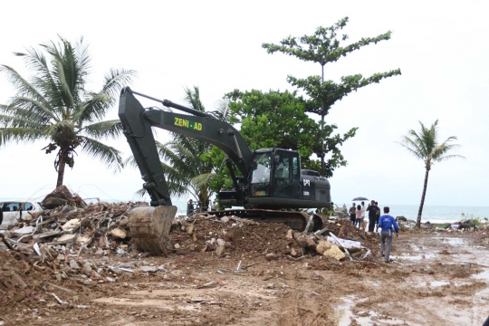 Alat Berat Bersihkan Puing Bangunan Terdampak Tsunami di Carita