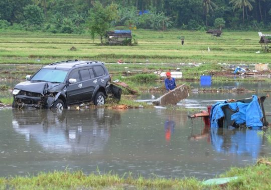 Hari Ketiga Pascatsunami, Warga Cari Barang-Barang yang Terdampar Hingga ke Sawah