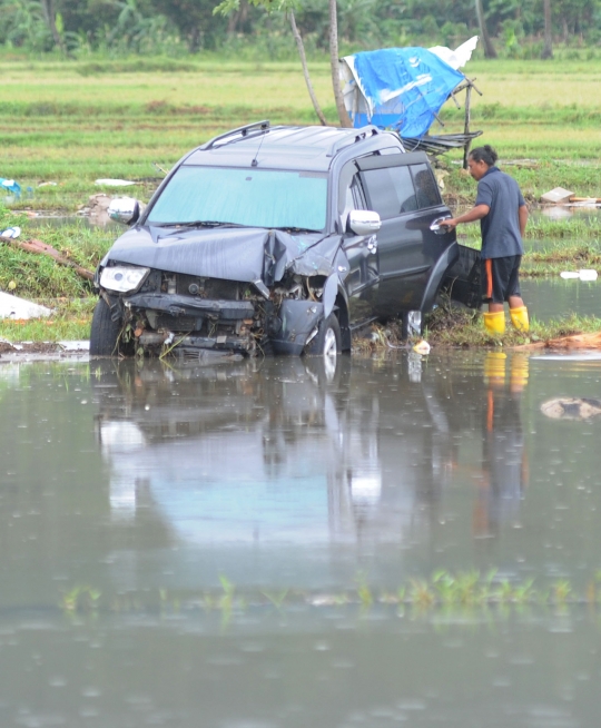 Hari Ketiga Pascatsunami, Warga Cari Barang-Barang yang Terdampar Hingga ke Sawah