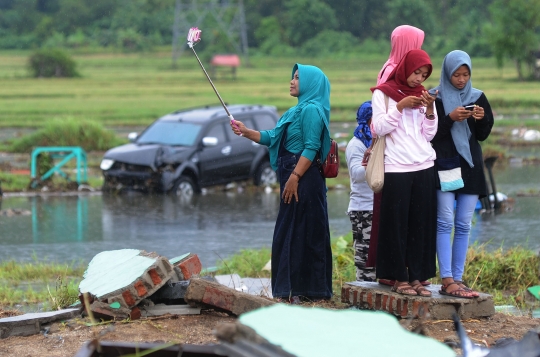 Kawasan Terdampak Tsunami di Carita Jadi Ajang Selfie