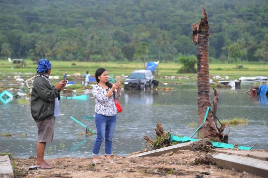 Kawasan Terdampak Tsunami di Carita Jadi Ajang Selfie