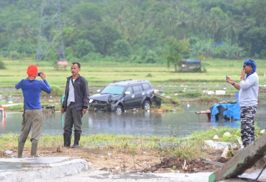 Kawasan Terdampak Tsunami di Carita Jadi Ajang Selfie