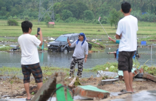 Kawasan Terdampak Tsunami di Carita Jadi Ajang Selfie